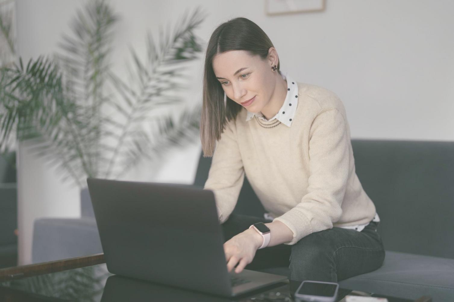 Análisis financiero profesional en oficina moderna
