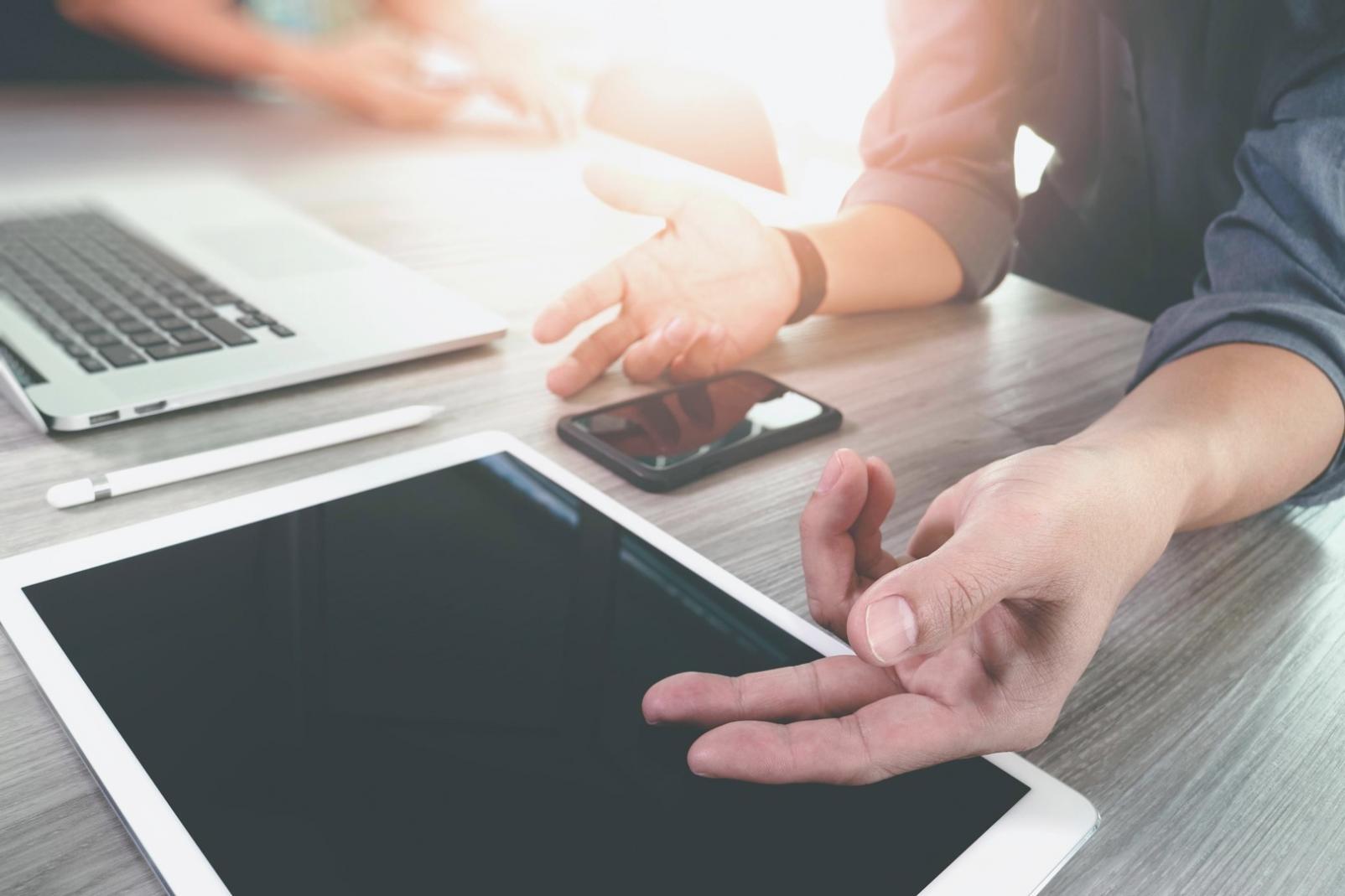 Sesión de análisis financiero en equipo