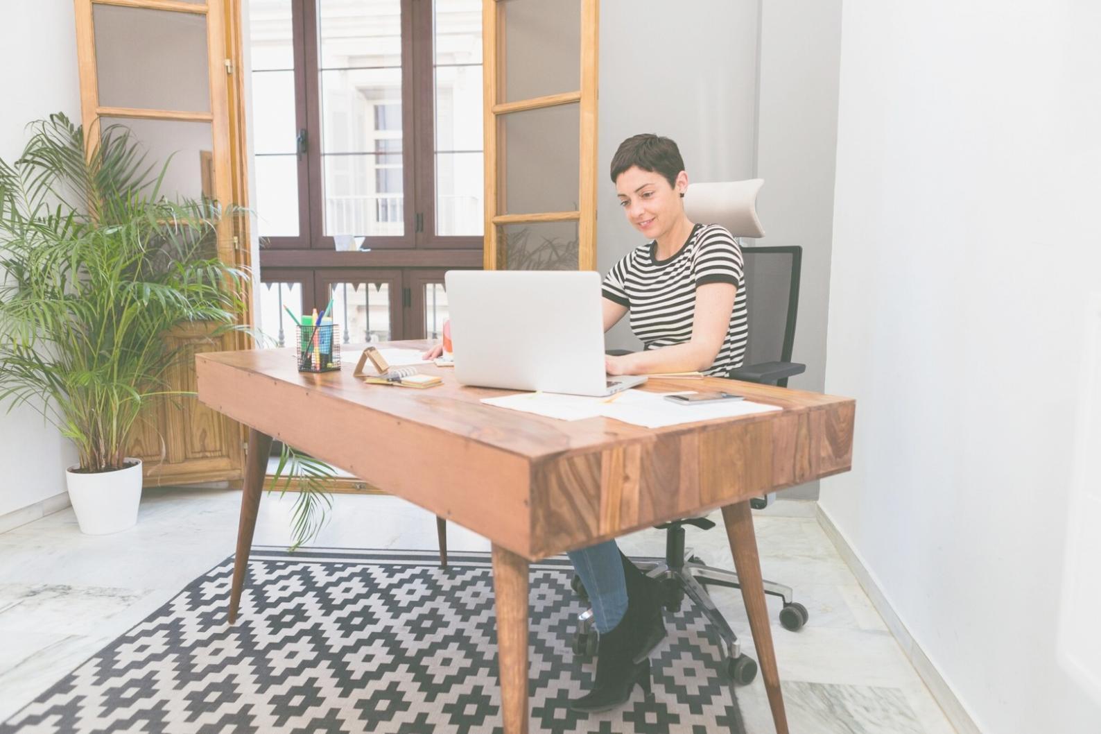 Profesionales analizando datos financieros y capital de trabajo